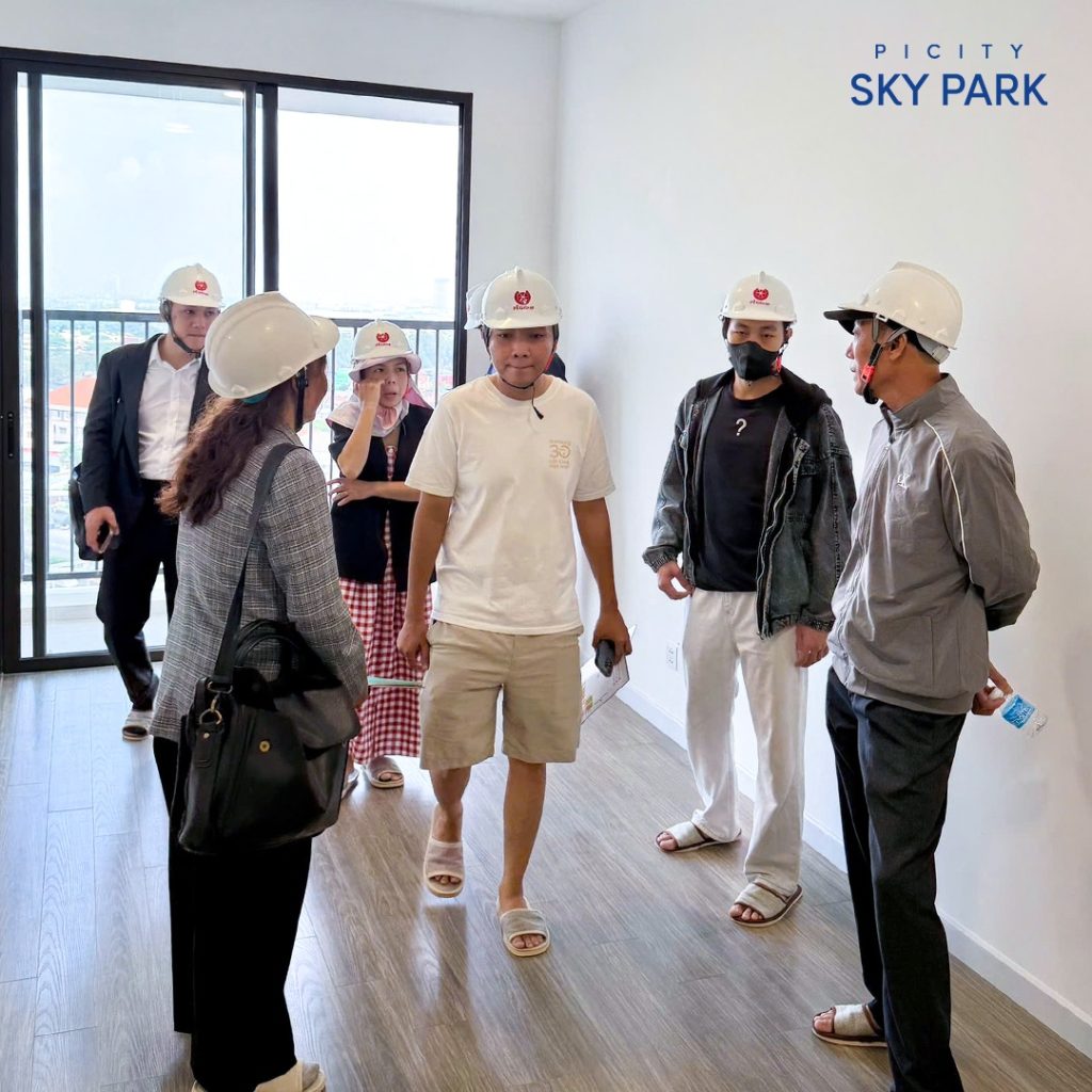 Khách tham quan căn hộ thực tế picity Sky Park
