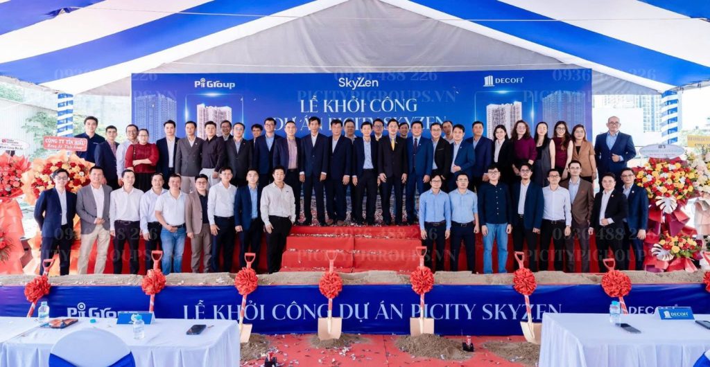 Chụp hình lưu niệm tại lễ khỏi công Picity Sky Zen Phạm Văn Đồng